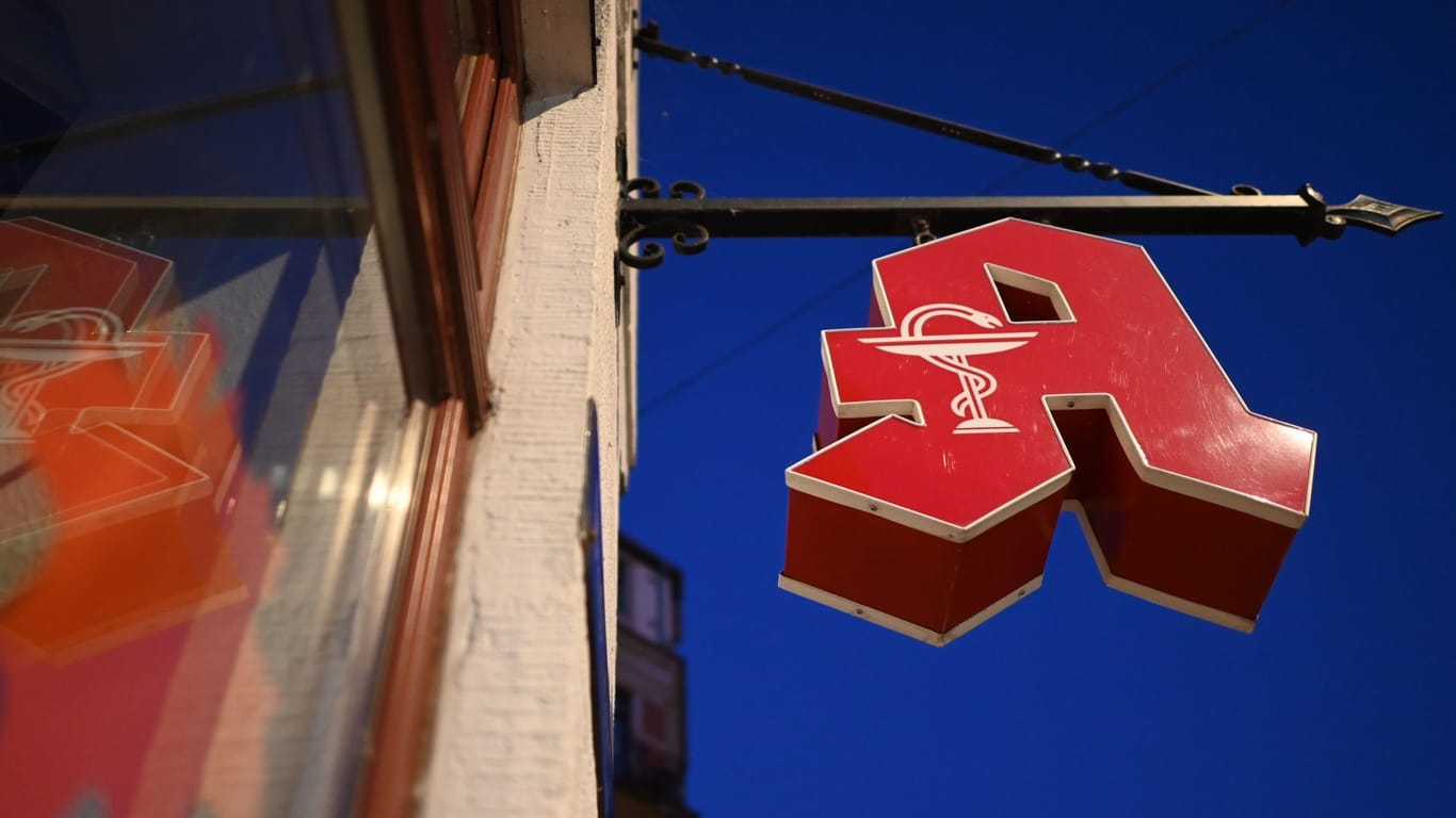 Apotheken-A (Symbolfoto): Anfang Oktober waren bundesweit rund 500 Medikamente von Lieferengpässen betroffen.