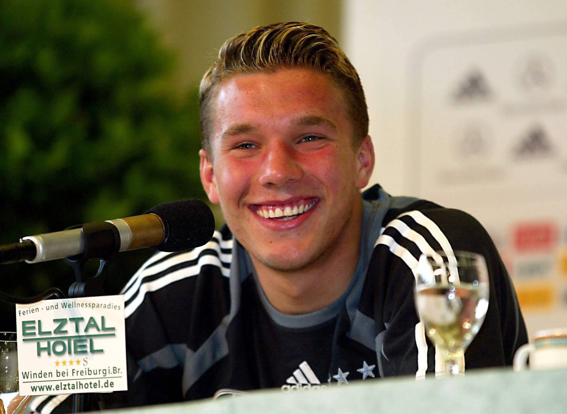 Am 6. Juni 2004, nur zwei Tage nach seinem 19. Geburtstag, feiert der Lukas Podolski gegen Ungarn sein Debüt in der deutschen Nationalmannschaft.