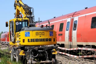 Gleisbauarbeiten der Bahn (Archivbild): Ein Liebherr-Bagger im Einsatz.