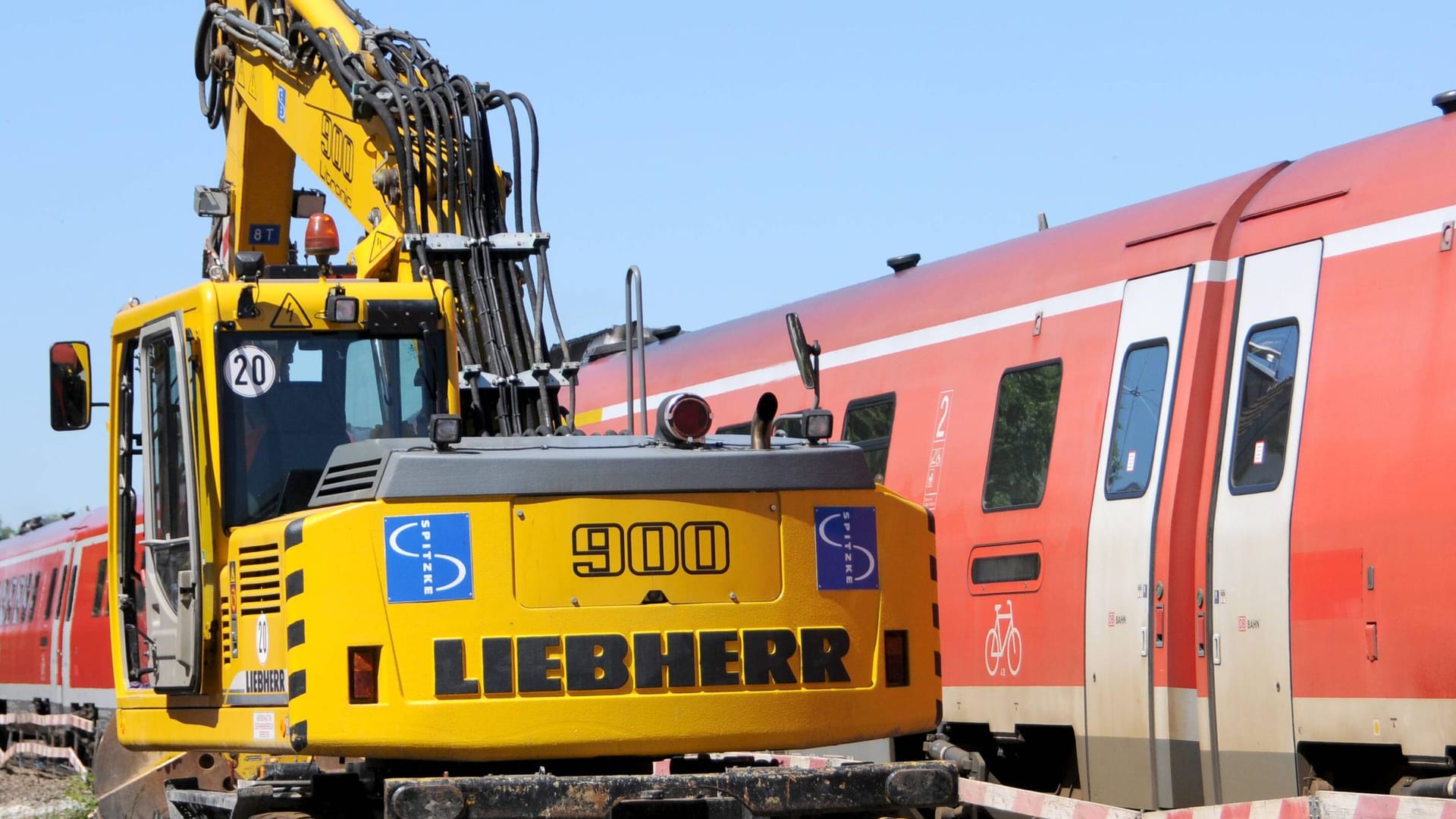 Gleisbauarbeiten der Bahn (Archivbild): Ein Liebherr-Bagger im Einsatz.