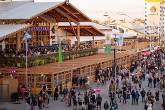 Das Schützenzelt auf dem Münchner Oktoberfest: Der Vorfall ereignete sich am Ausgang des Biergartens vorne links an der Ecke.