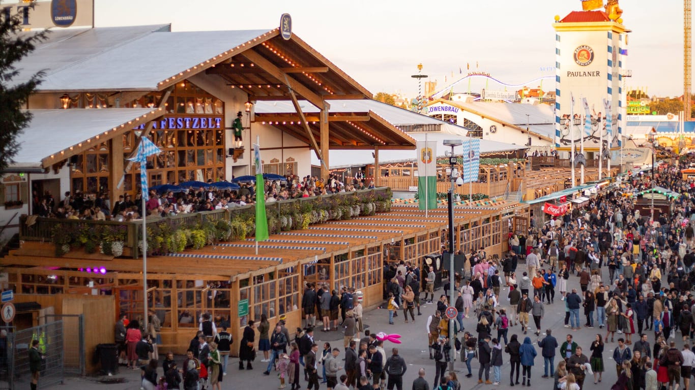 Das Schützenzelt auf dem Münchner Oktoberfest: Der Vorfall ereignete sich am Ausgang des Biergartens vorne links an der Ecke.