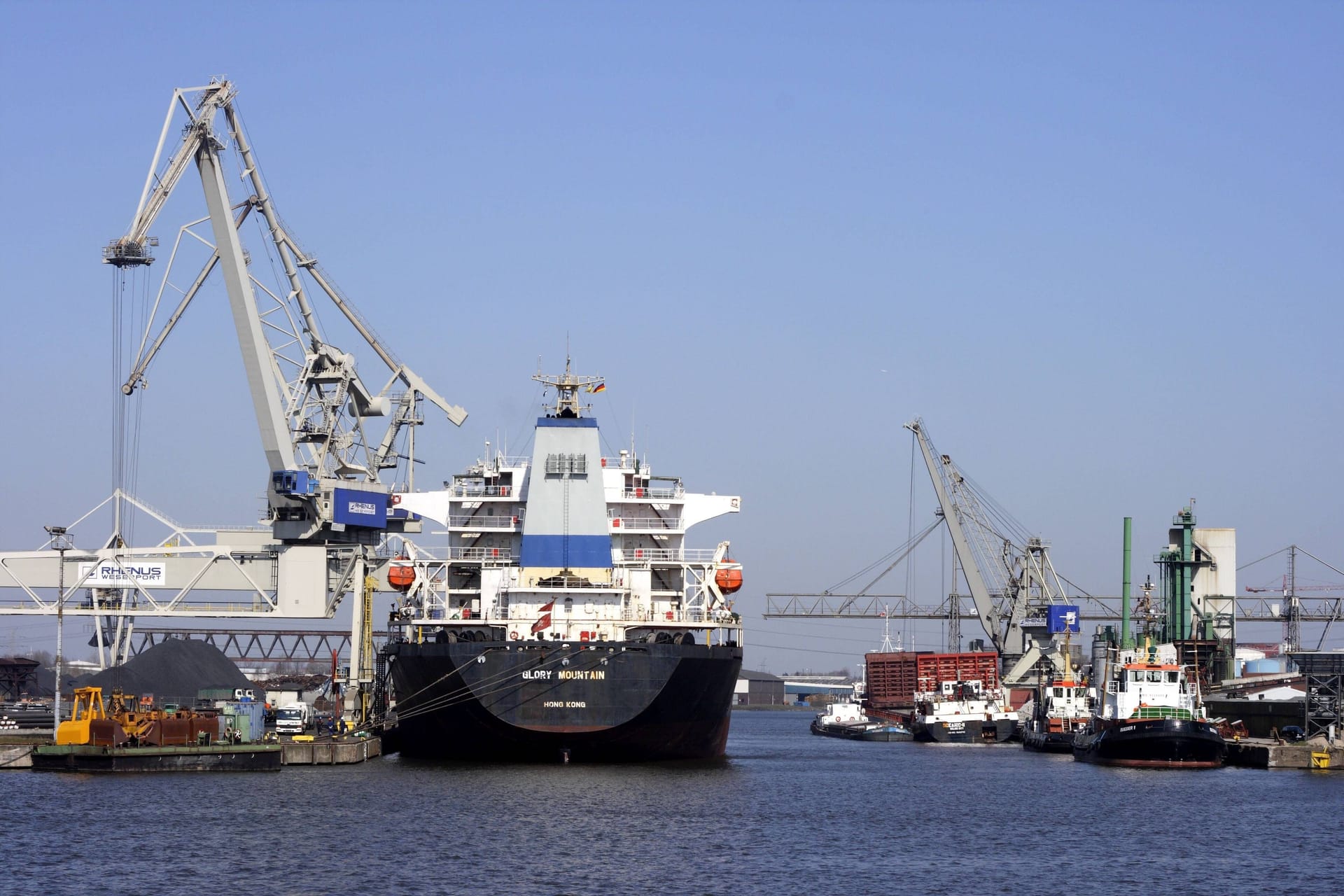 Der Industriehafen Bremen (Archivbild): Ein betrunkener Kapitän richtete einen großen Schaden an.