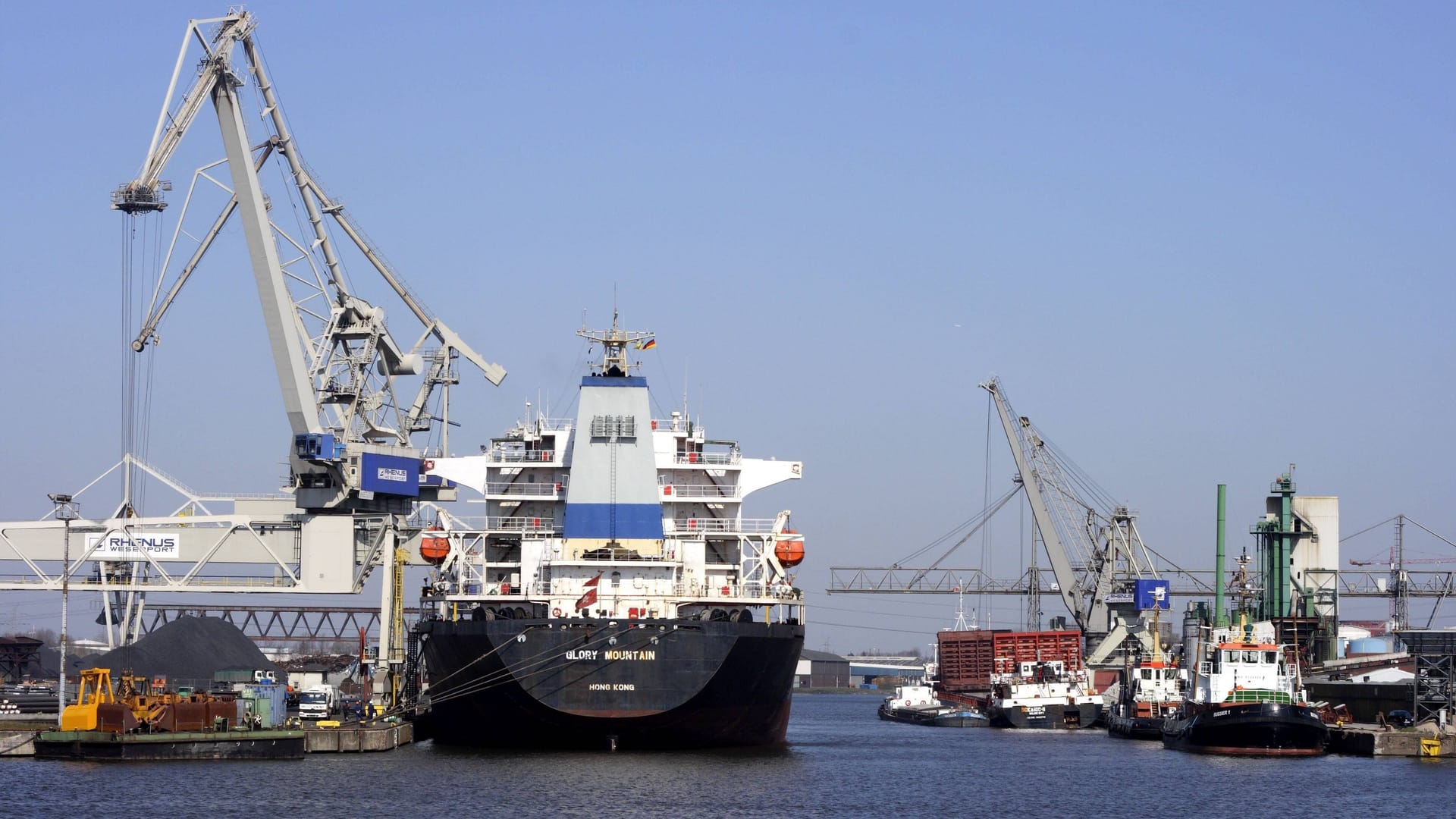 Der Industriehafen Bremen (Archivbild): Ein betrunkener Kapitän richtete einen großen Schaden an.