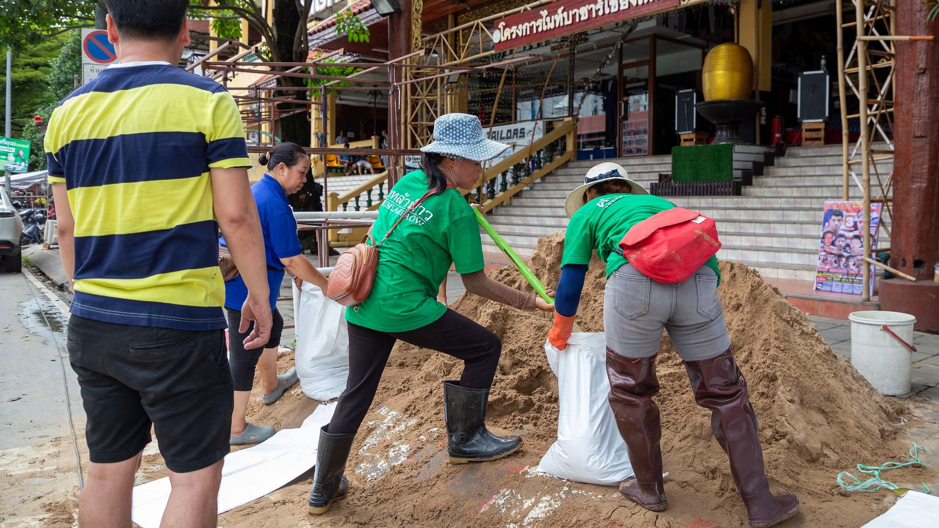 Menschen in Chiang Mai füllen Säcke mit Sand: Sie sollen vor den Fluten schützen.