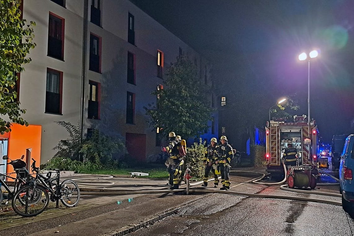 n Folge eines Kellerbrandes ist ein Mehrfamilienhaus nun wohl mehrere Tage ohne Strom.In den Abendstunden meldeten mehrere Personen eine Rauchentwicklung aus dem Keller eines vierstöckigen Mehrfamilienhauses.Die ersten Einsatzkräfte der Feuerwehr München wurden bereits von mehreren Bewohnerinnen und Bewohnern auf der Straße erwartet. Sie teilten mit, dass es im Treppenhaus verraucht sei.Noch während sich die ersten Kräfte als Stoßtrupp in den Keller und ein weiterer über eine Tiefgarage zur Brandbekämpfung auf den Weg machten, forderte der Einsatzleiter weitere Kräfte nach.