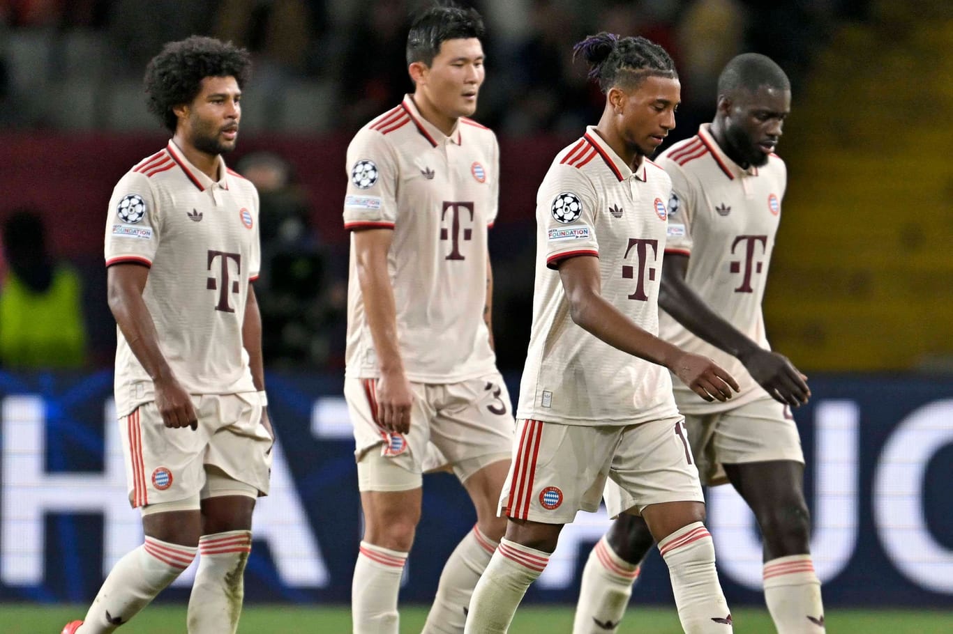 Geknickt: Die Bayern-Spieler Gnabry, Kim, Olise, Upamecano (v. li.) in der Partie beim FC Barcelona.