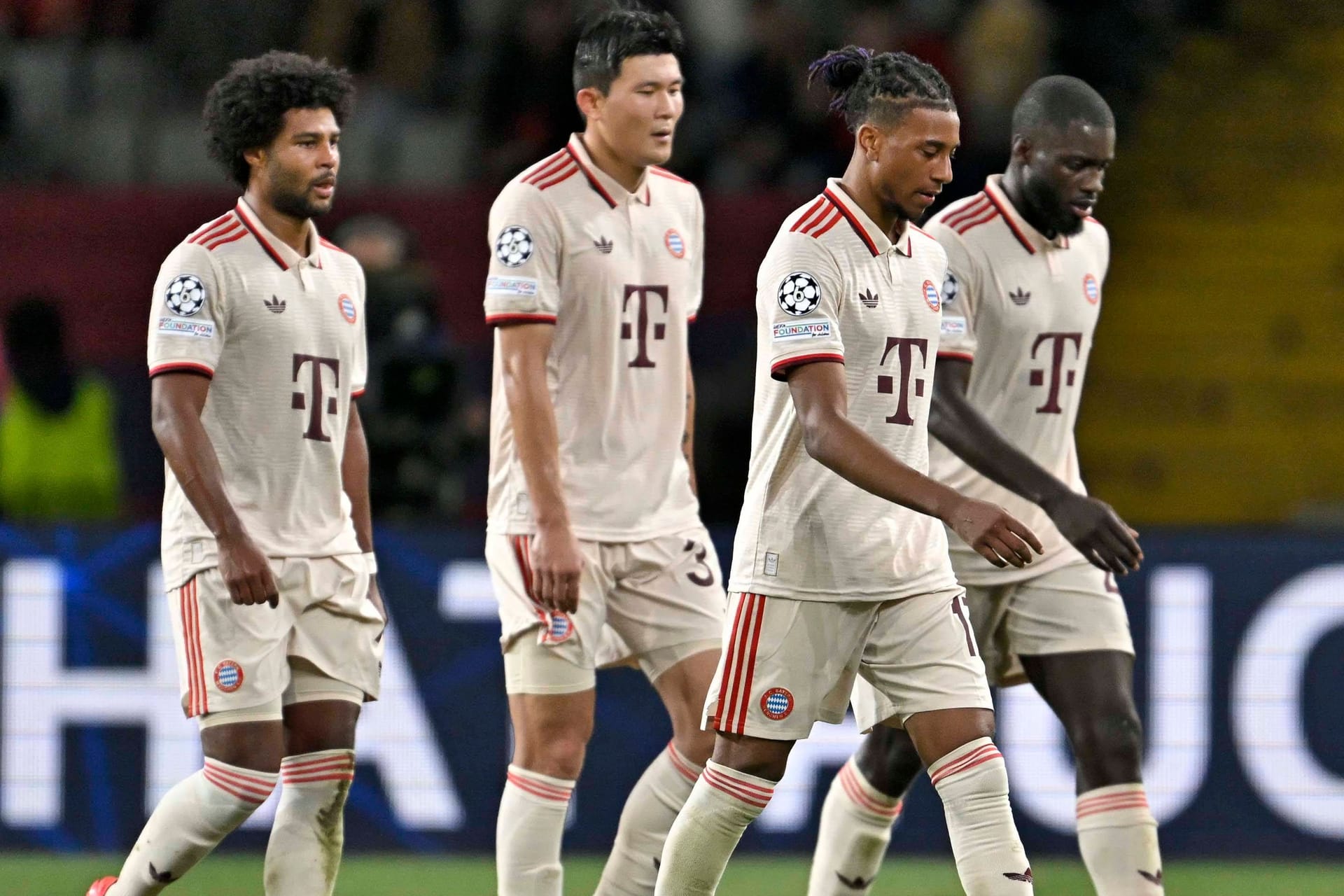 Geknickt: Die Bayern-Spieler Gnabry, Kim, Olise, Upamecano (v. li.) in der Partie beim FC Barcelona.