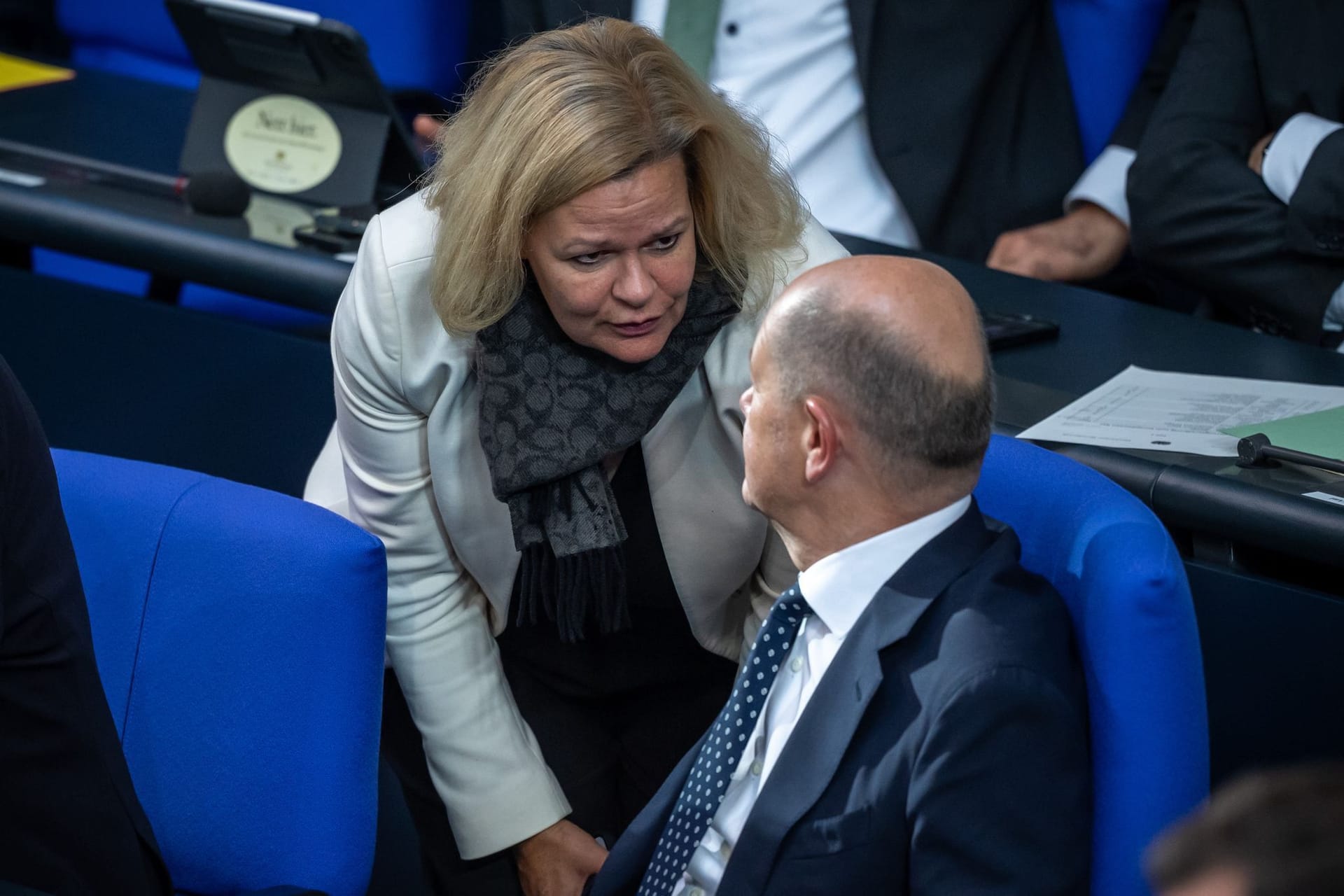 Nancy Faeser und Kanzler Scholz müssen um ihre Mehrheit bangen.