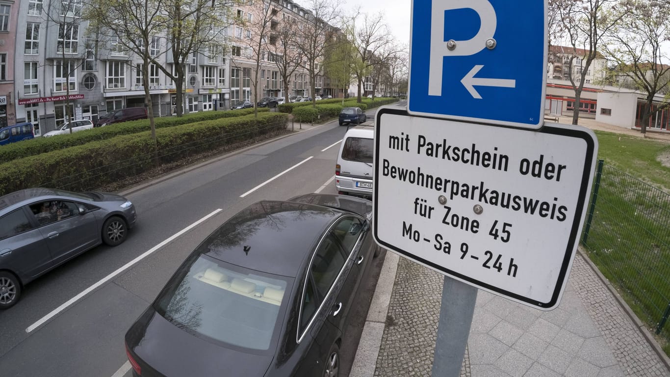 Hinweisschild zum kostenpflichtigen Parken oder Parken mit einem Anwohnerparkausweis (Symbolbild): Parken könne für Anwohner bald teurer werden.