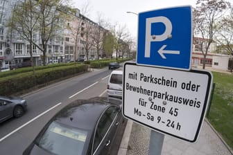 Hinweisschild zum kostenpflichtigen Parken oder Parken mit einem Anwohnerparkausweis (Symbolbild): Parken könne für Anwohner bald teurer werden.