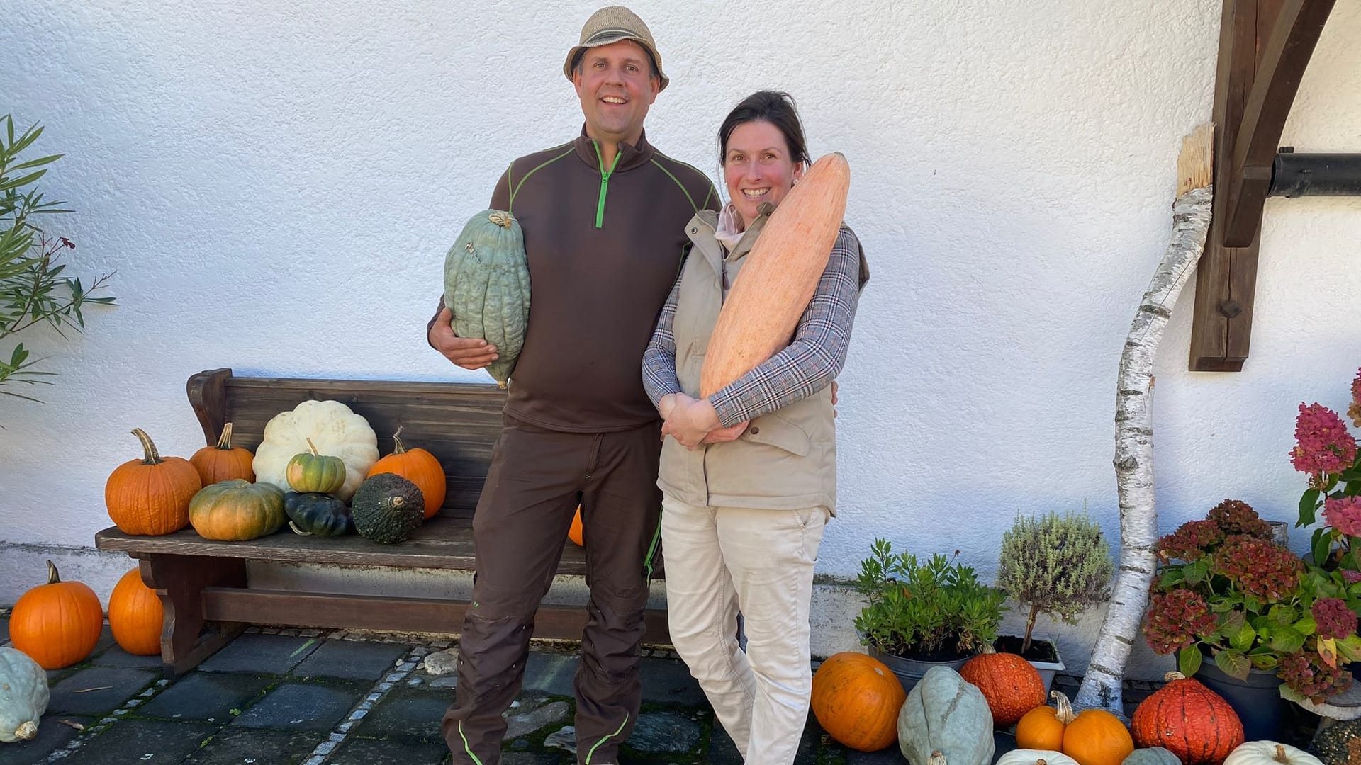 Roland Habeker und seine Frau Antonia Habeker samt der Kürbissorte "Pink Banana".