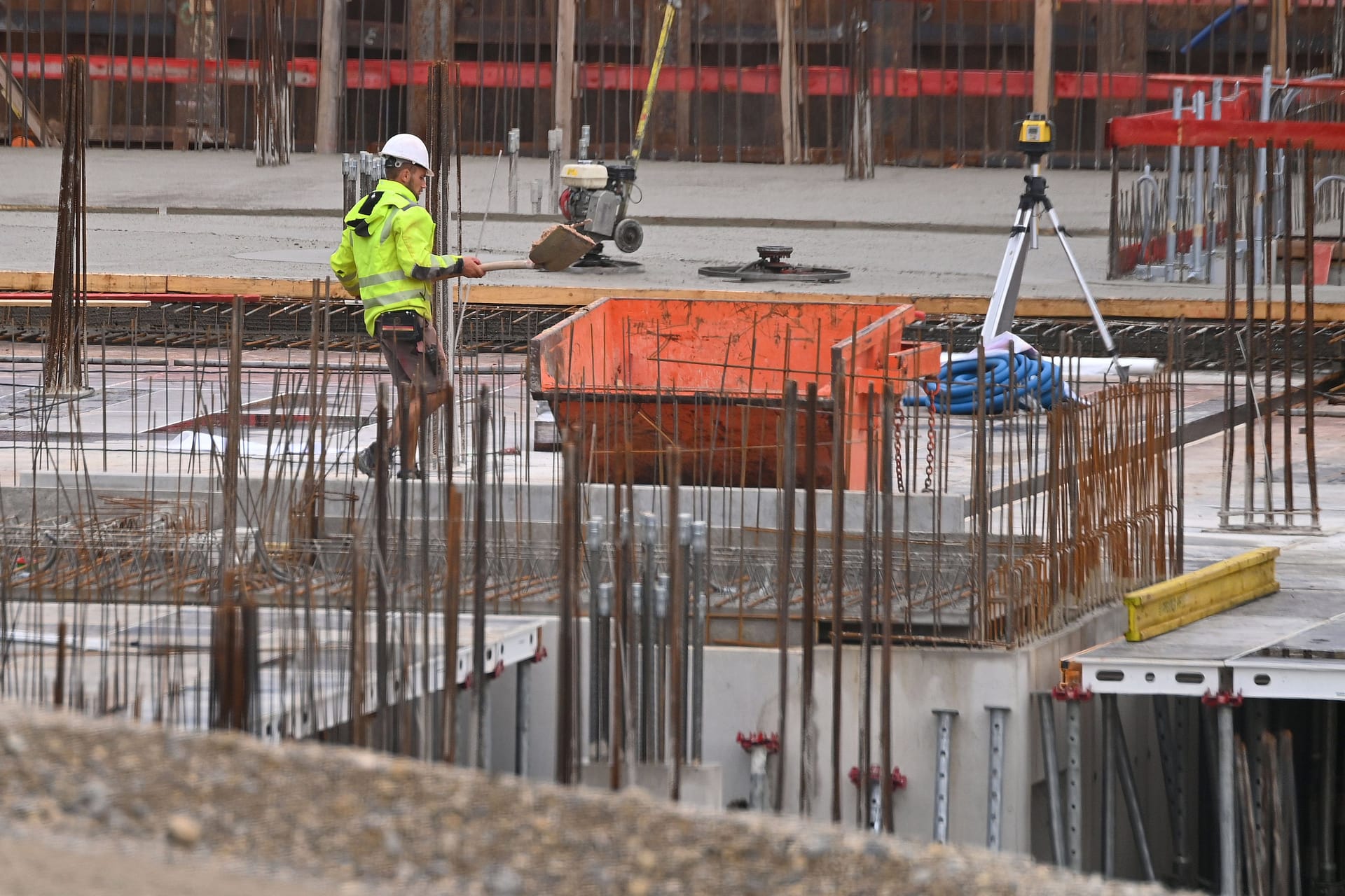 Arbeiter auf einer Baustelle (Symbolbild): In Berlin sind drei Männer überfallen worden.