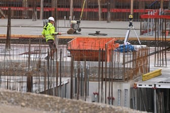 Arbeiter auf einer Baustelle (Symbolbild): In Berlin sind drei Männer überfallen worden.