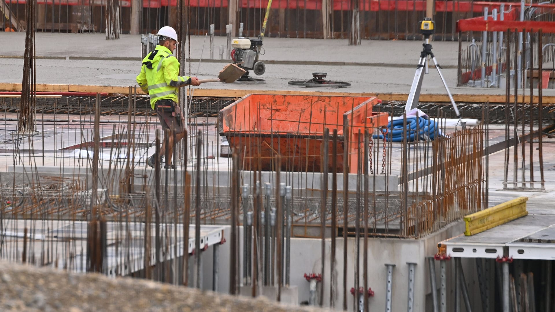 Arbeiter auf einer Baustelle (Symbolbild): In Berlin sind drei Männer überfallen worden.