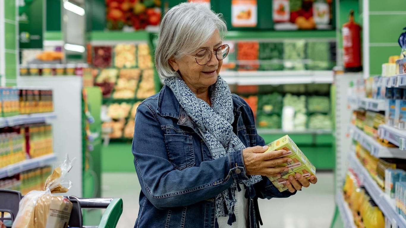 Eine Frau beim Lebensmitteleinkauf