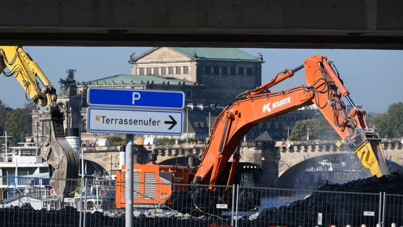 Bagger beseitigen auf der Altstädter Elbseite Trümmerteile des eingestürzten Brückenzuges der Carolabrücke