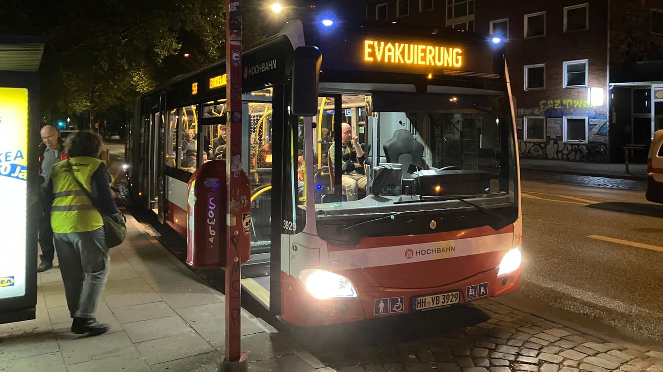 Ein Bus mit dem Schriftzug "Evakuierung" steht an einer Haltestelle in Hamburg: 5.000 Menschen mussten ihr Zuhause vorübergehend verlassen.