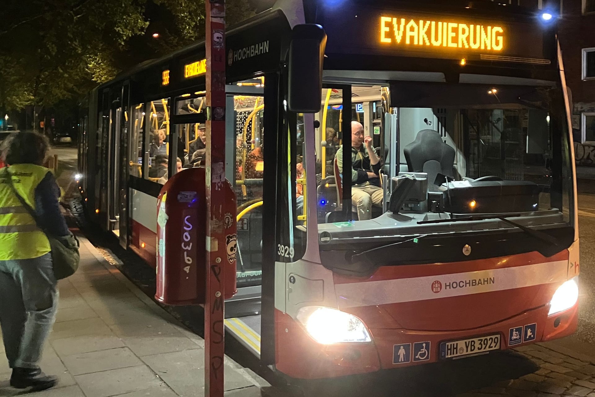 Ein Bus mit dem Schriftzug "Evakuierung" steht an einer Haltestelle in Hamburg: 5.000 Menschen mussten ihr Zuhause vorübergehend verlassen.