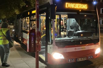 Ein Bus mit dem Schriftzug "Evakuierung" steht an einer Haltestelle in Hamburg: 5.000 Menschen mussten ihr Zuhause vorübergehend verlassen.