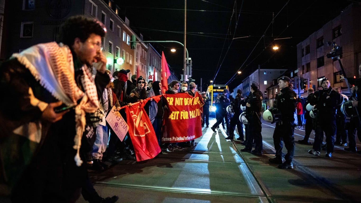 Die Gruppe wollte die Kreuzung in Altendorf am Abend zunächst nicht räumen.