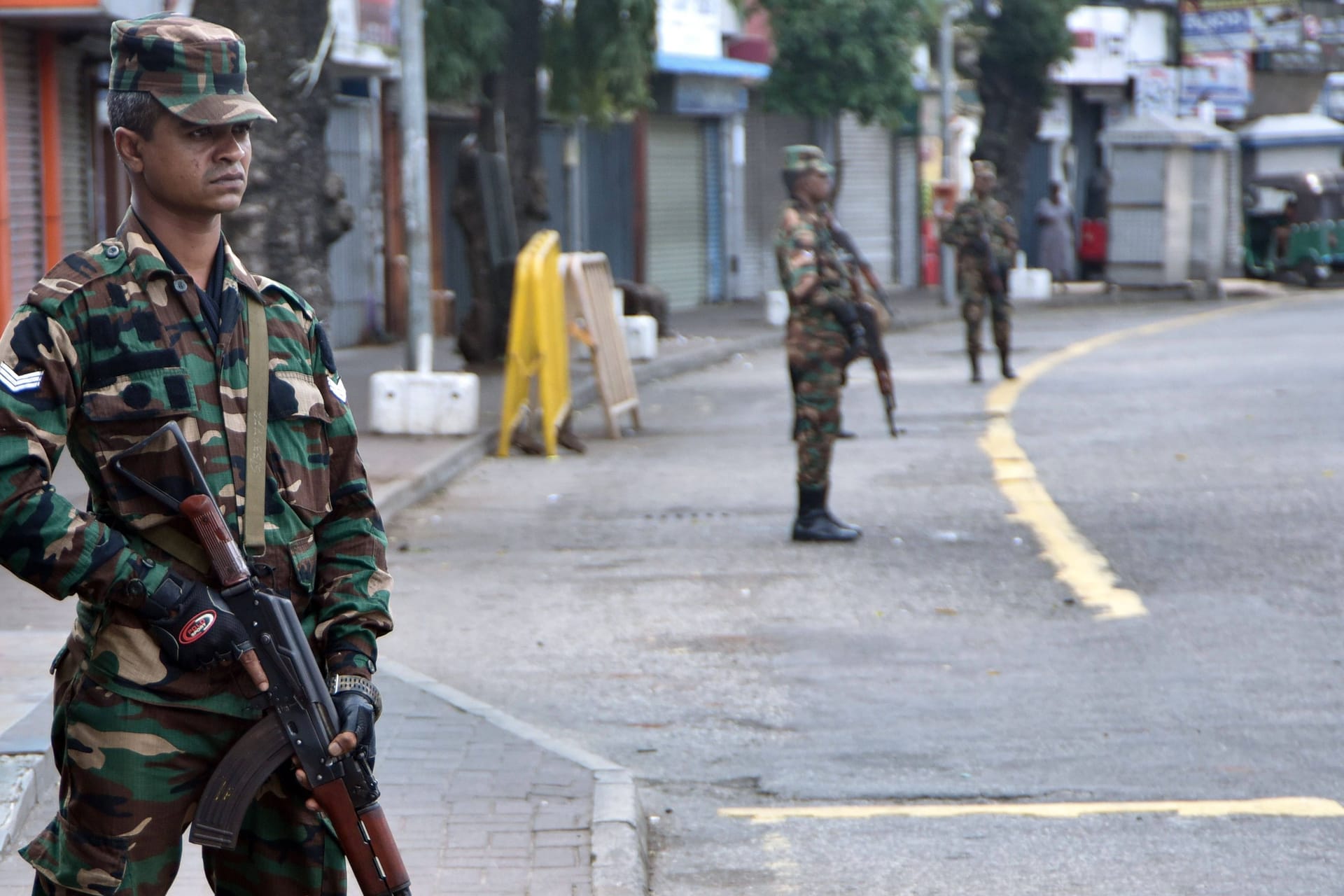 Polizisten in Sri Lanka stehen auf der Straße.