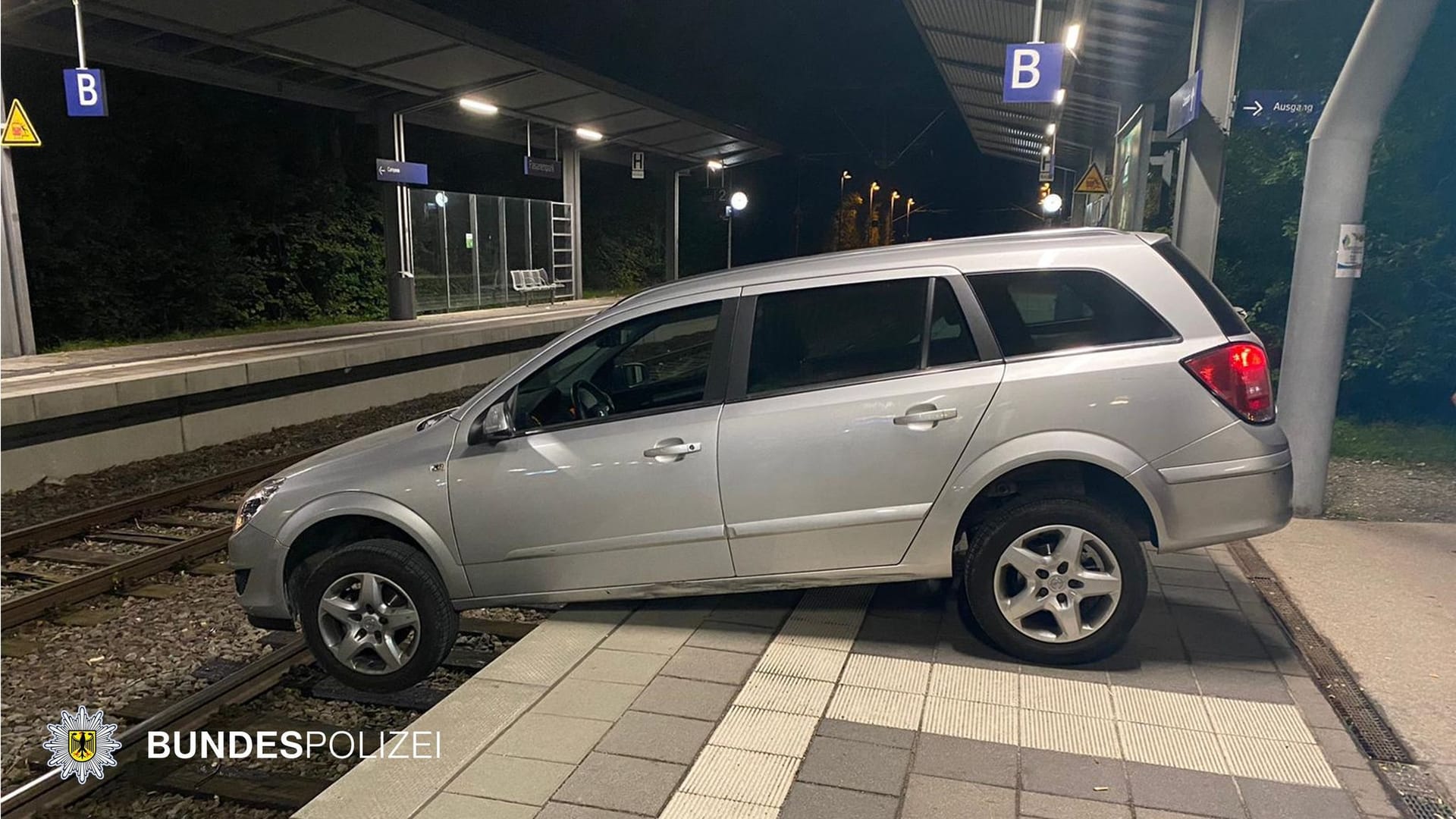 Auto auf der Bahnsteigkante Auto auf der Bahnsteigkante