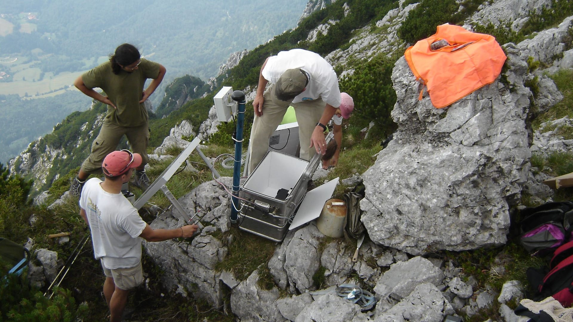 Die Installation eines Seismographen auf dem Gipfel des Hochstaufen.