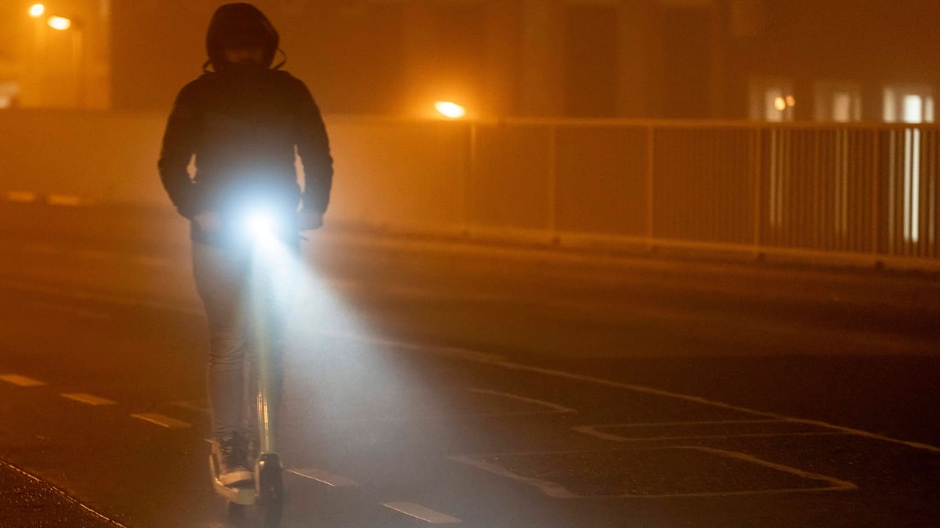 Roller, E-Scooter, Dunkelheit, Innenstadtverkehr, Rüttenscheider Straße, Fahrradstraße, Nebel, Herbst, Winter, abendlicher Feierabendverkehr, NRW, Deutschland, Verkehr Radfahrer *** scooter, e-scooter, darkness, inner city traffic,