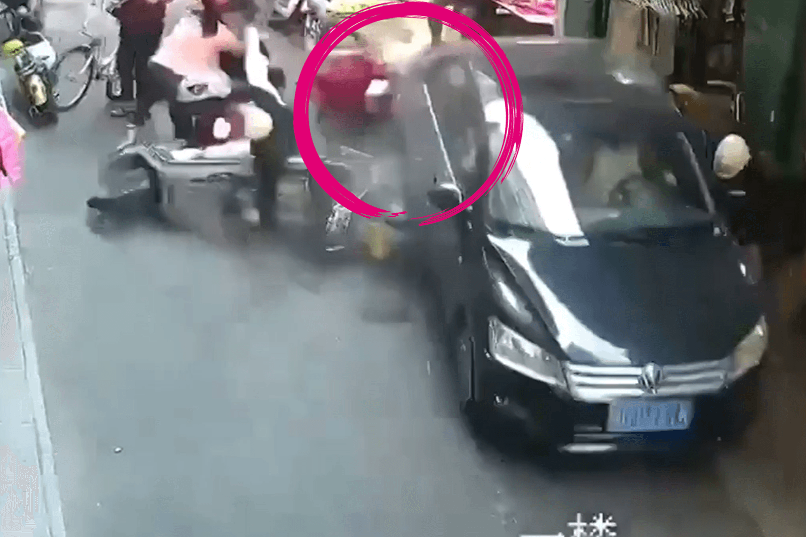 China: Auto kracht in Menschenmenge.