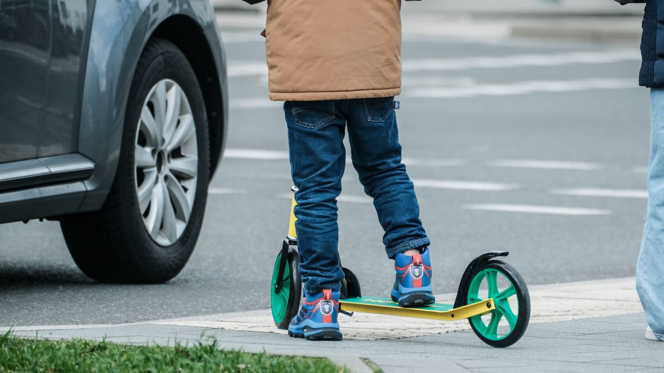 Düsseldorf 24.03.2023 Kleinkinder KiTa Kindertagesstätte Kindergarten Alterspyramide Rentenloch Nachwuchs Generationenkonflikt Kindergeld Rentensystem Altersrente Schulweg Elterntaxi Schüler Schulen Strassenverkehr Roller Tretroller Ballonroller Kinderroller Strassenverkehr Unfallgefahr Düsseldorf Nordrhein-Westfalen Deutschland