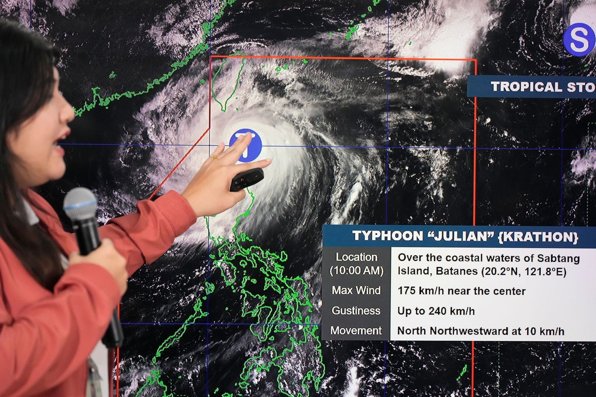 Taifun Julian über den Philippinen