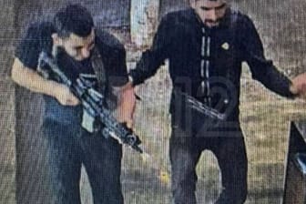 Zwei Männer sollen in Tel Aviv einen Schusswaffen-Angriff begangen haben.