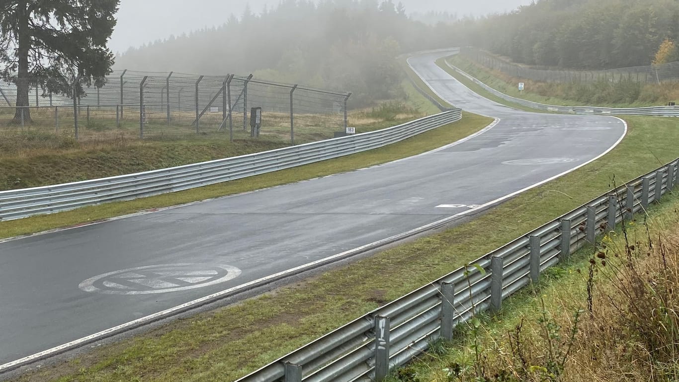 Der Rundwanderweg Hocheifel führt auch entlang der historischen Nordschleife des Nürburgrings.