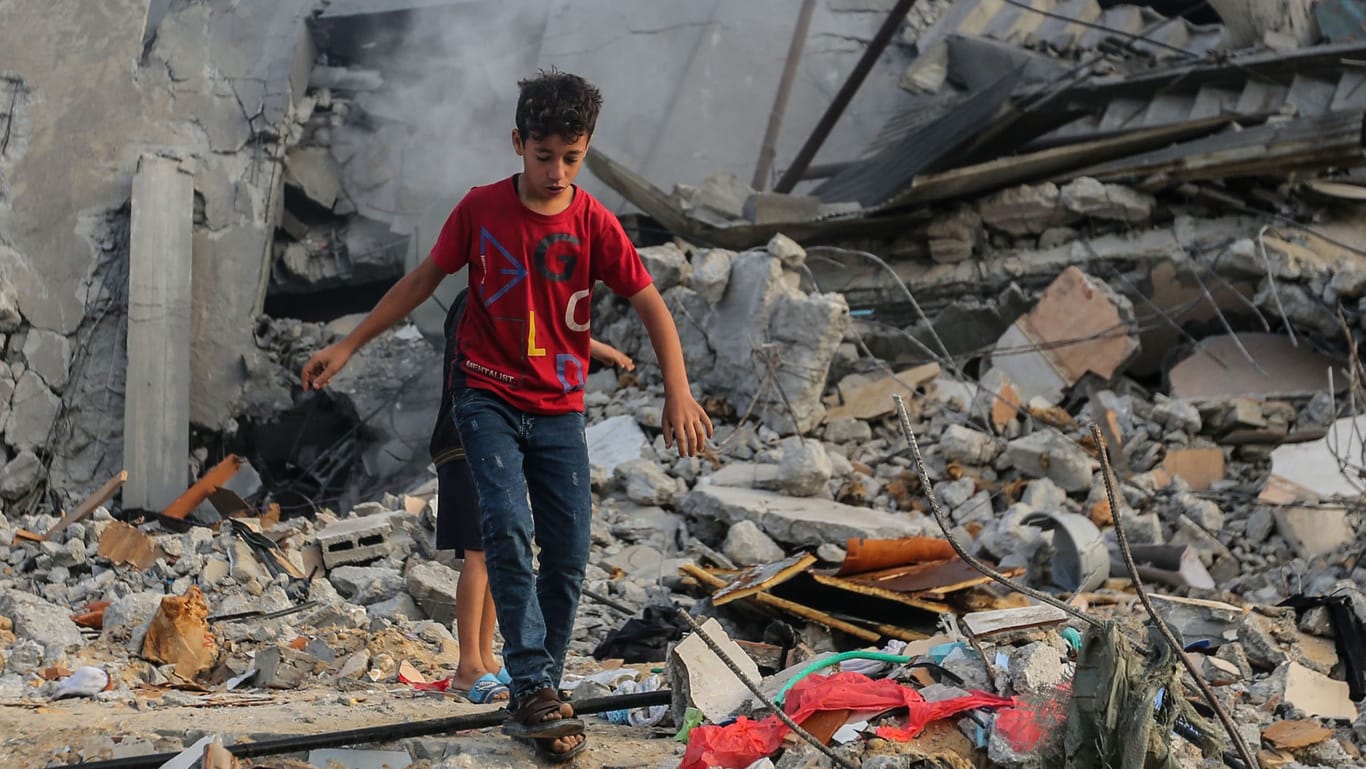 A young man in the ruins of Gaza: The people of the Israeli army decided to focus on a human feeling.