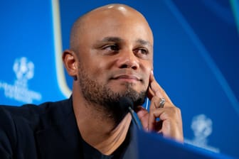 Verschmitzter Blick: Vincent Kompany auf der Bayern-Pressekonferenz am Dienstag.