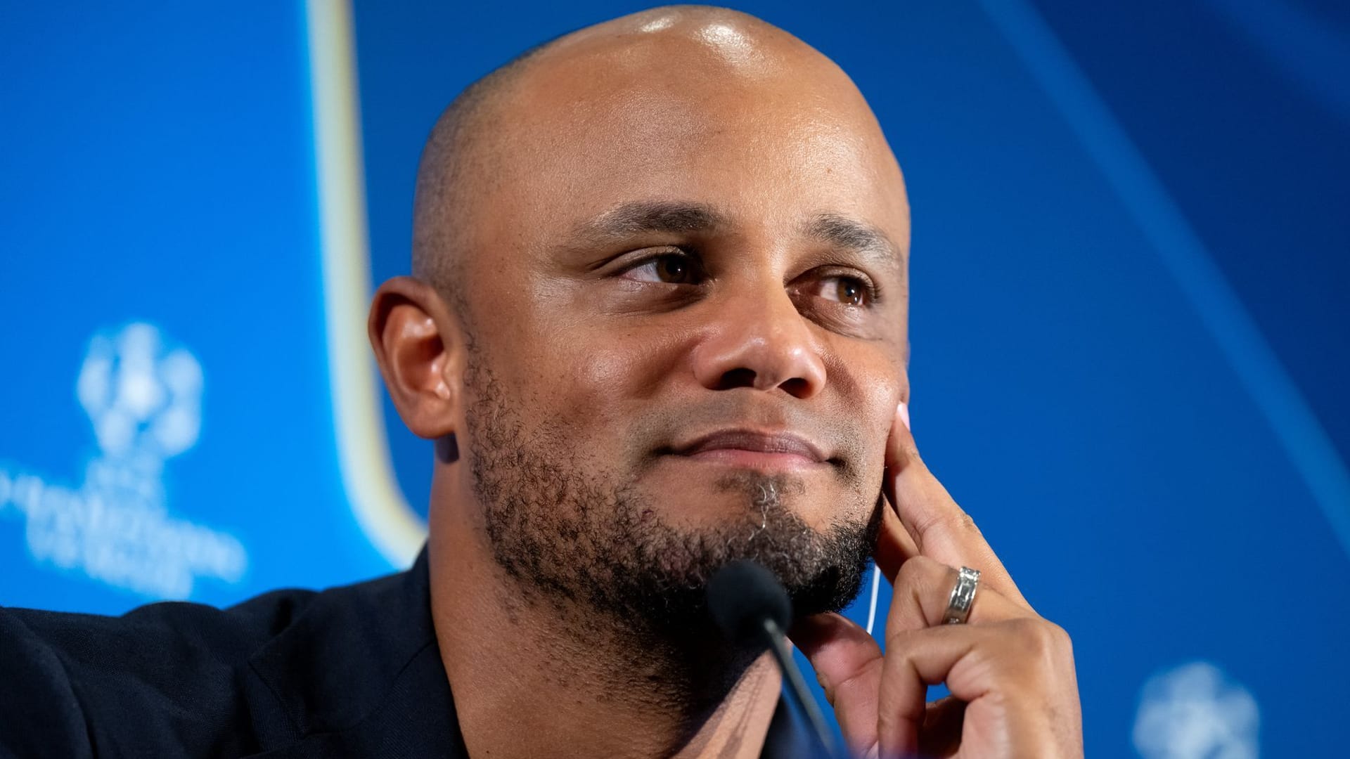 Verschmitzter Blick: Vincent Kompany auf der Bayern-Pressekonferenz am Dienstag.