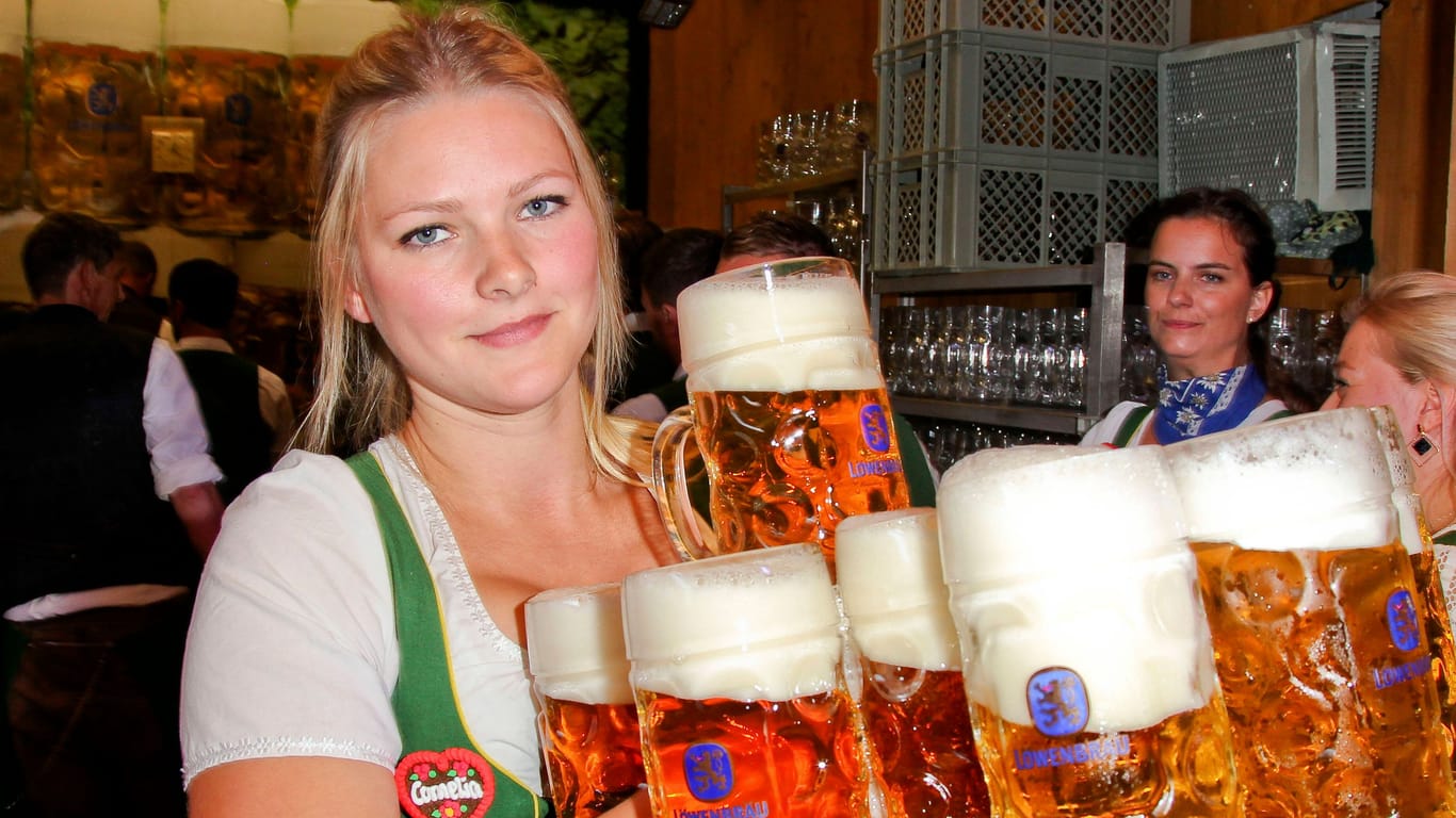 Wiesn-Kellnerin mit mehreren Maß (Symbolfoto): Eine nicht näher bekannte Kellnerin soll im Bräurosl Schnaps verkauft haben.