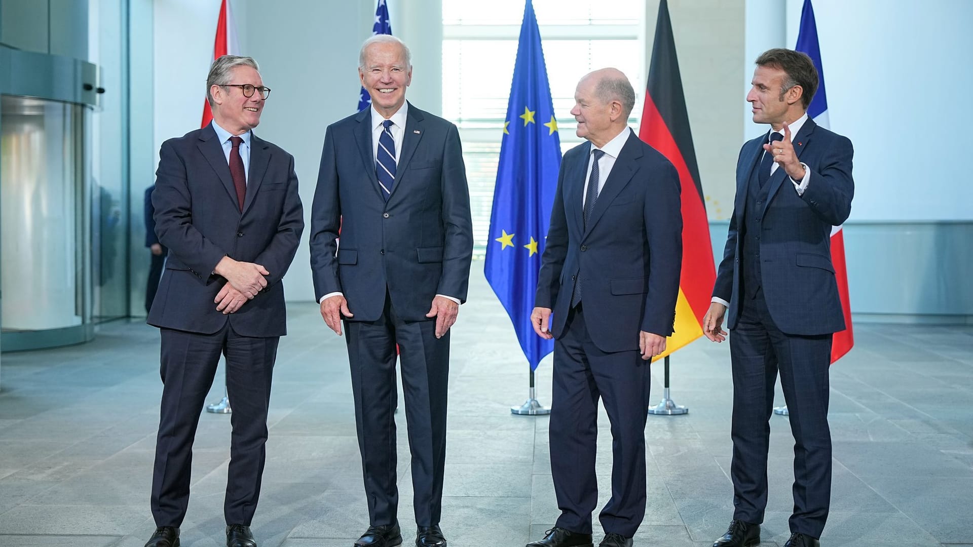 Berlin: Keir Starmer, Premierminister von Großbritannien, US-Präsident Joe Biden, Bundeskanzler Olaf Scholz (SPD) und Emmanuel Macron, Präsident von Frankreich (v.l.n.r), stehen im Kanzleramt zusammen.