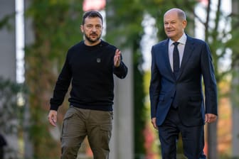 Berlin: Bundeskanzler Olaf Scholz (SPD), begrüßt Wolodymyr Selenskyj (l), Präsident der Ukraine, vor dem Bundeskanzleramt.