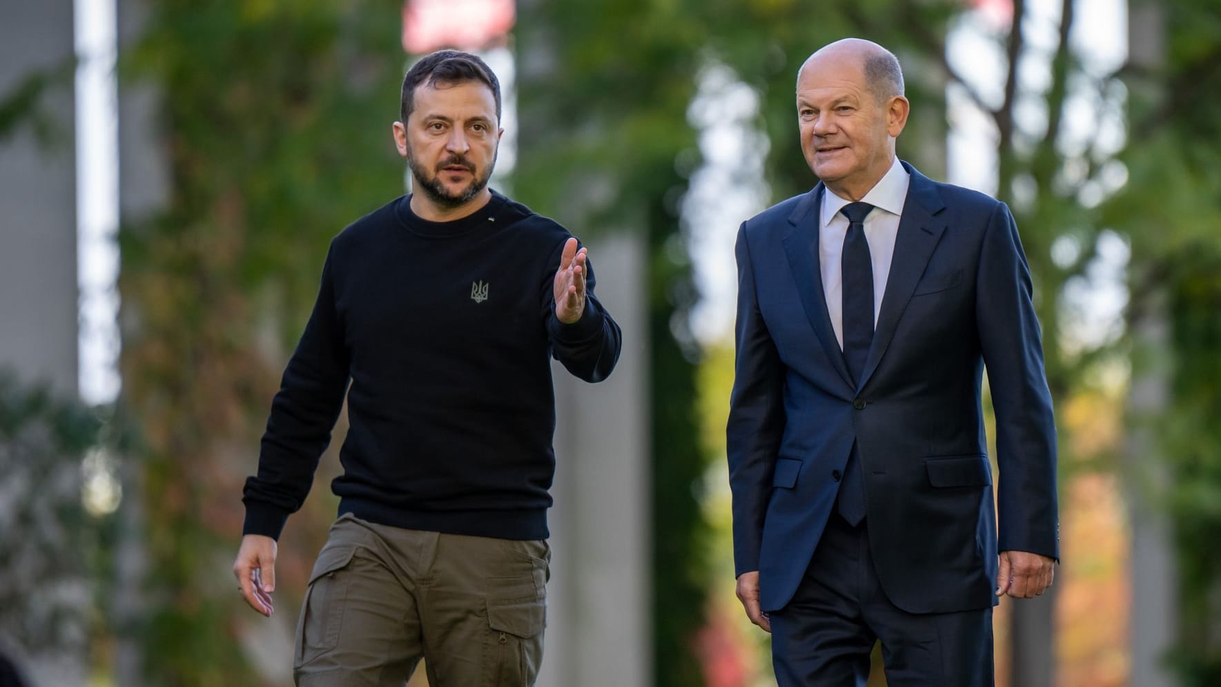 Berlin: Bundeskanzler Olaf Scholz (SPD), begrüßt Wolodymyr Selenskyj (l), Präsident der Ukraine, vor dem Bundeskanzleramt.