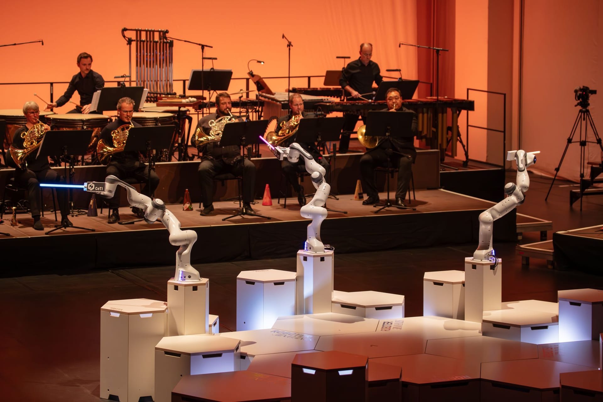 Premiere in Dresden: Roboter dirigiert ein Orchester