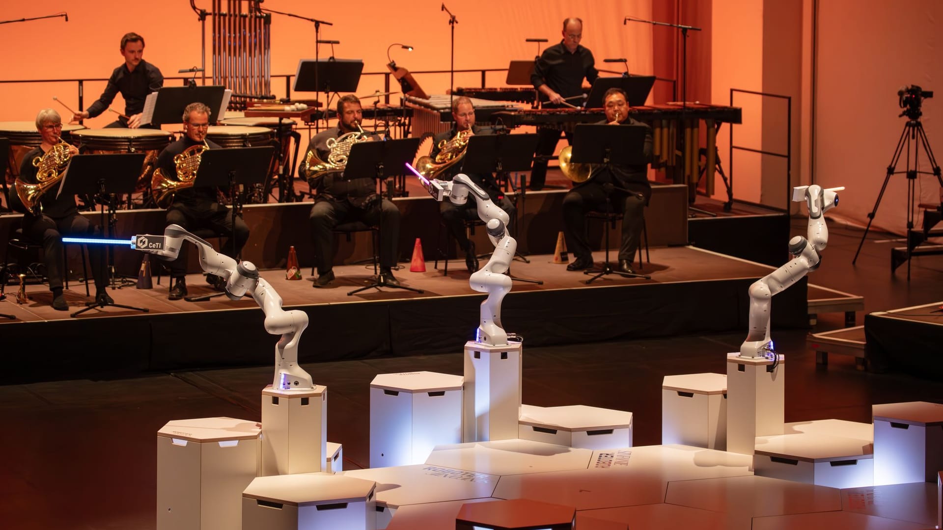 Premiere in Dresden: Roboter dirigiert ein Orchester