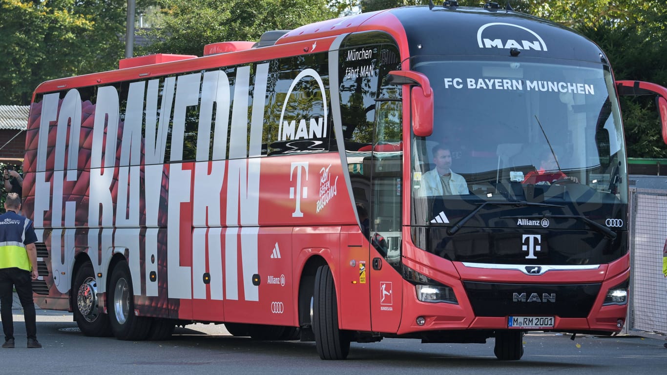 Der Mannschaftsbus des FC Bayern (Archivbild): Unbekannte bewarfen den Bus in Barcelona mit Steinen.