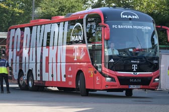 Der Mannschaftsbus des FC Bayern (Archivbild): Unbekannte bewarfen den Bus in Barcelona mit Steinen.