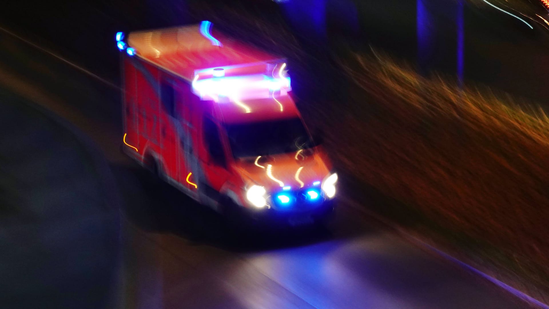 Rettungswagen der Berliner Feuerwehr (Symbolbild): Ein angeschossener Mann wurde am Montagabend in eine Klinik gebracht.