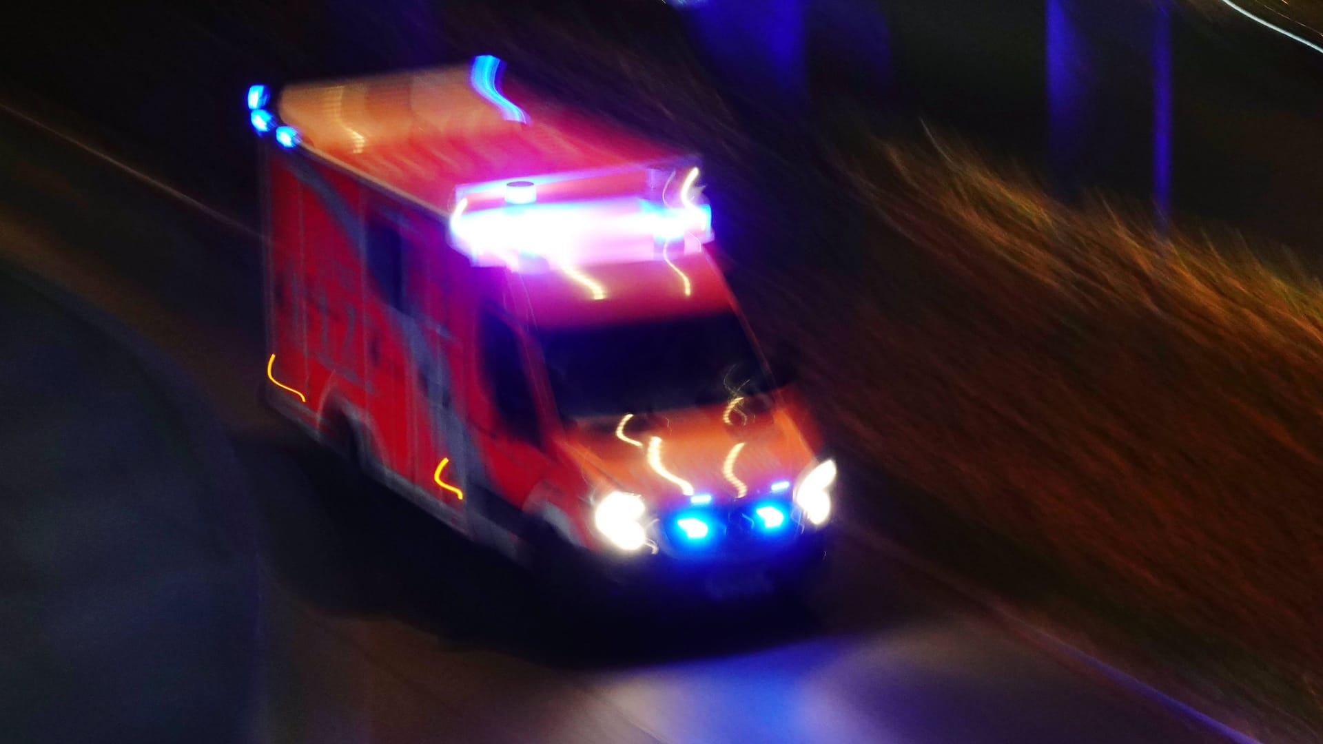 Rettungswagen der Berliner Feuerwehr (Symbolbild): Ein angeschossener Mann wurde am Montagabend in eine Klinik gebracht.