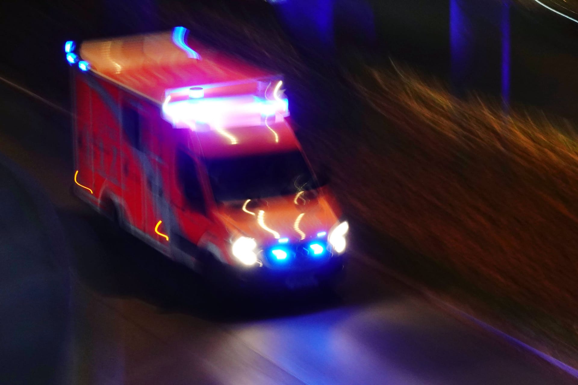 Rettungswagen der Berliner Feuerwehr (Symbolbild): Ein angeschossener Mann wurde am Montagabend in eine Klinik gebracht.