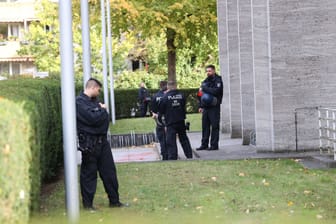 Berlin: Einsatzkräfte der Polizei stehen vor einem Gebäude der Freien Universität in der Kaiserwerther Straße.