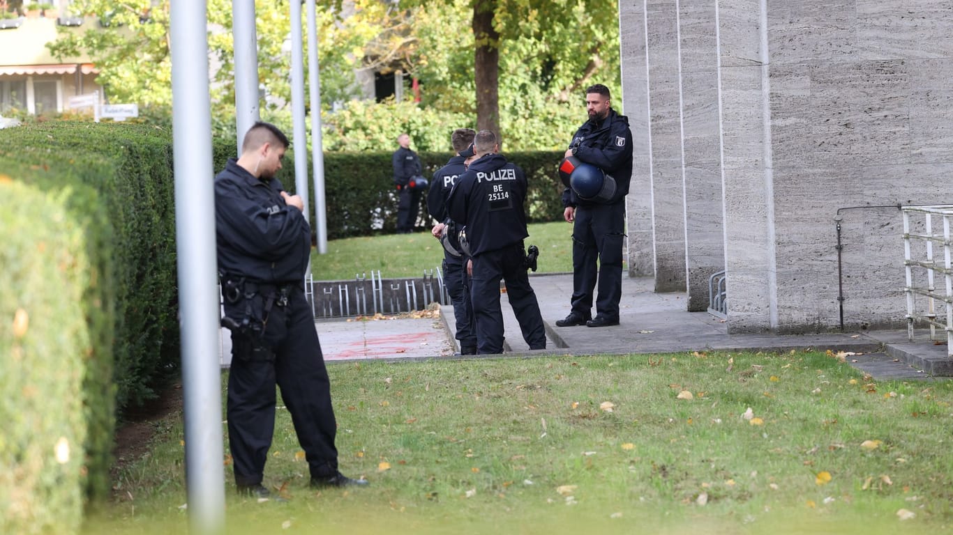 Berlin: Einsatzkräfte der Polizei stehen vor einem Gebäude der Freien Universität in der Kaiserwerther Straße.